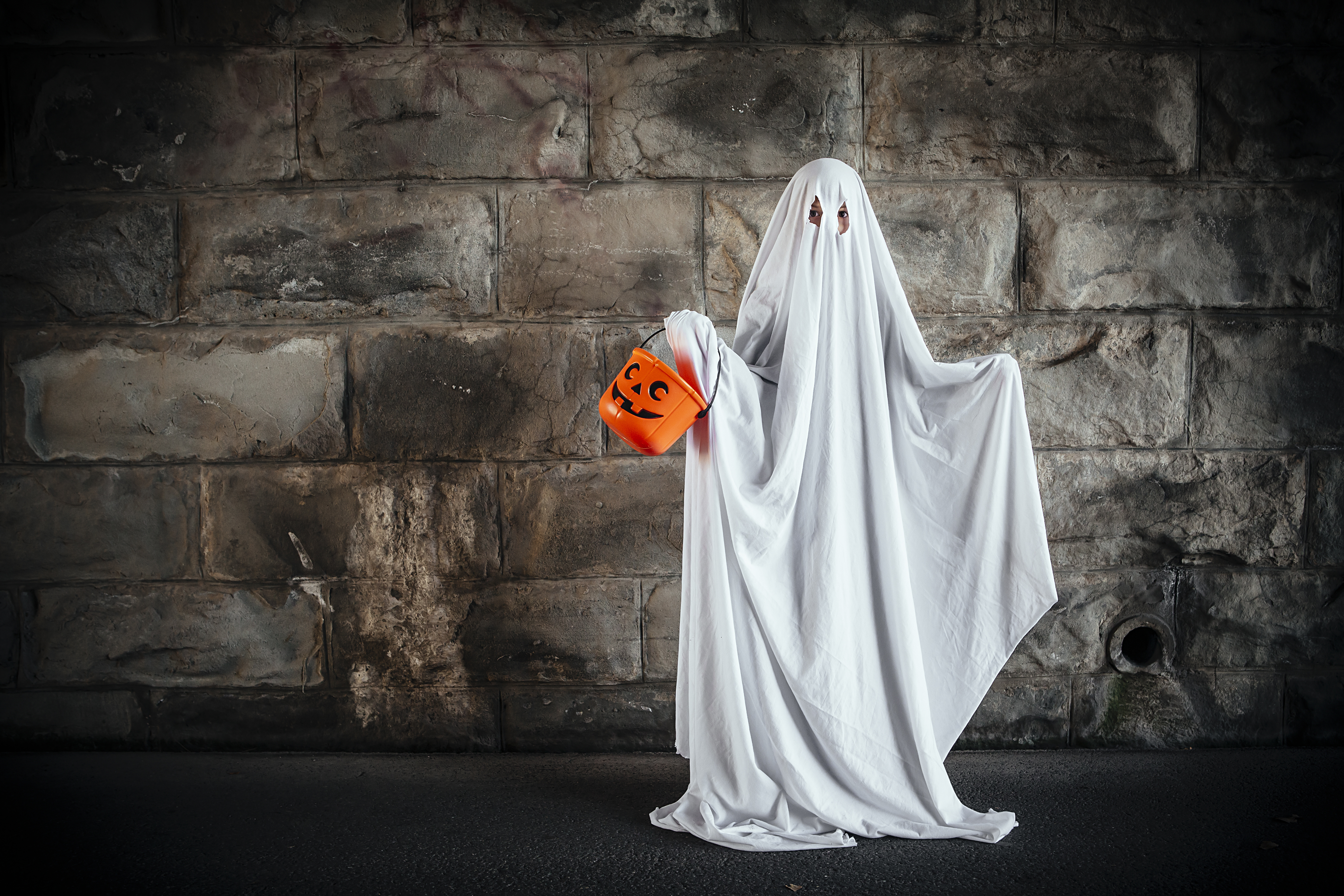 Bedsheet ghost last-minute halloween outfit for kids